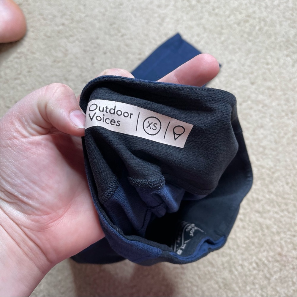 OUTDOOR VOICES WARMUP 3/4 TWO-TONE LEGGINGS IN BLACK & NAVY BLUE - Picture 4 of 5